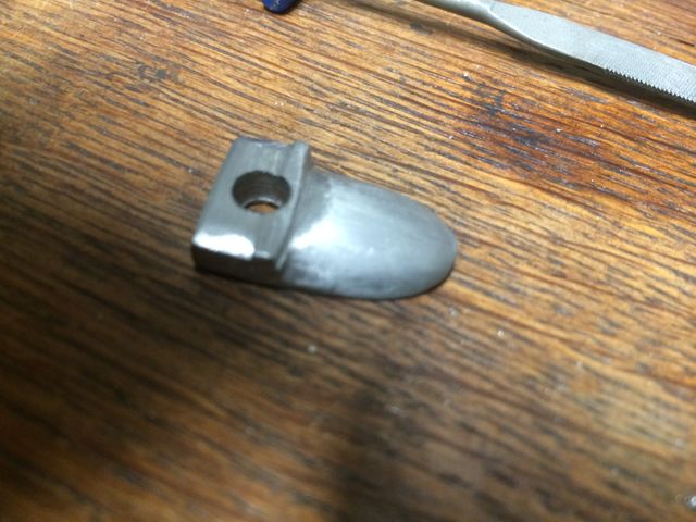 Hålet borrat 5 mm i detta fallet. Filningen är i stort sett klar och jag har smärgling kvar. På undersidan högg jag in små hakar med en vässad dorn (för bättre fäste av lädret som håller flintan)
