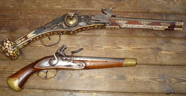 En storleksjämförelse mot pistol m/1738-1820